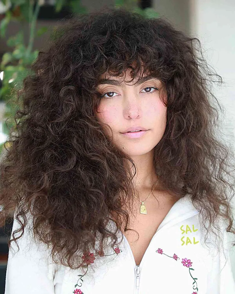 非常に太い長い髪を持つ女性のためのワイルドで太いヘアスタイル' title=