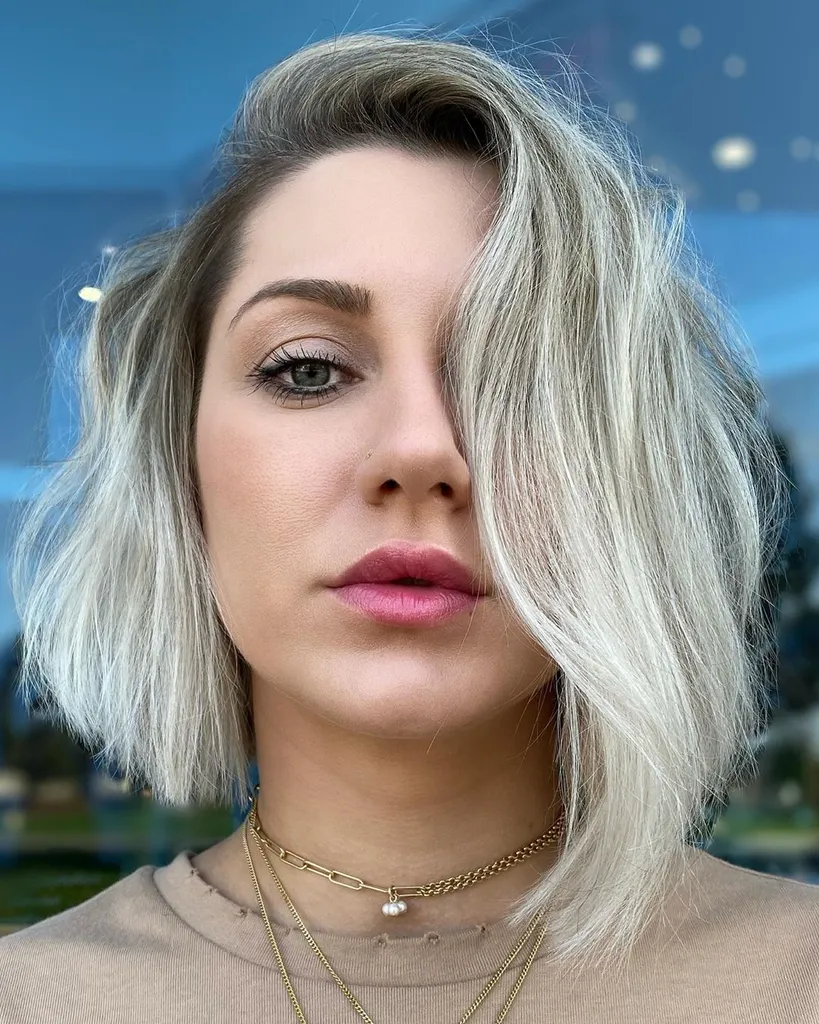 太い髪のための質感のある甘い非対称ボブ' title=