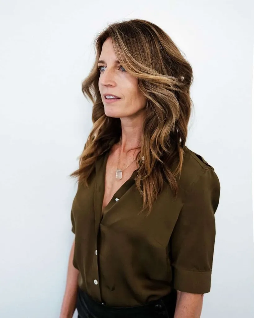 素晴らしい質感と厚くて層状の長い髪' title=