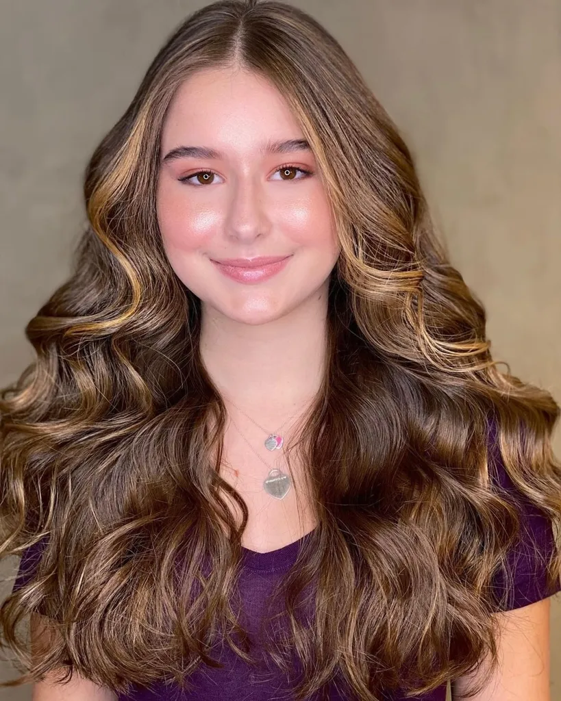 丸顔と長くて太い髪に最適なヘアカット' title=