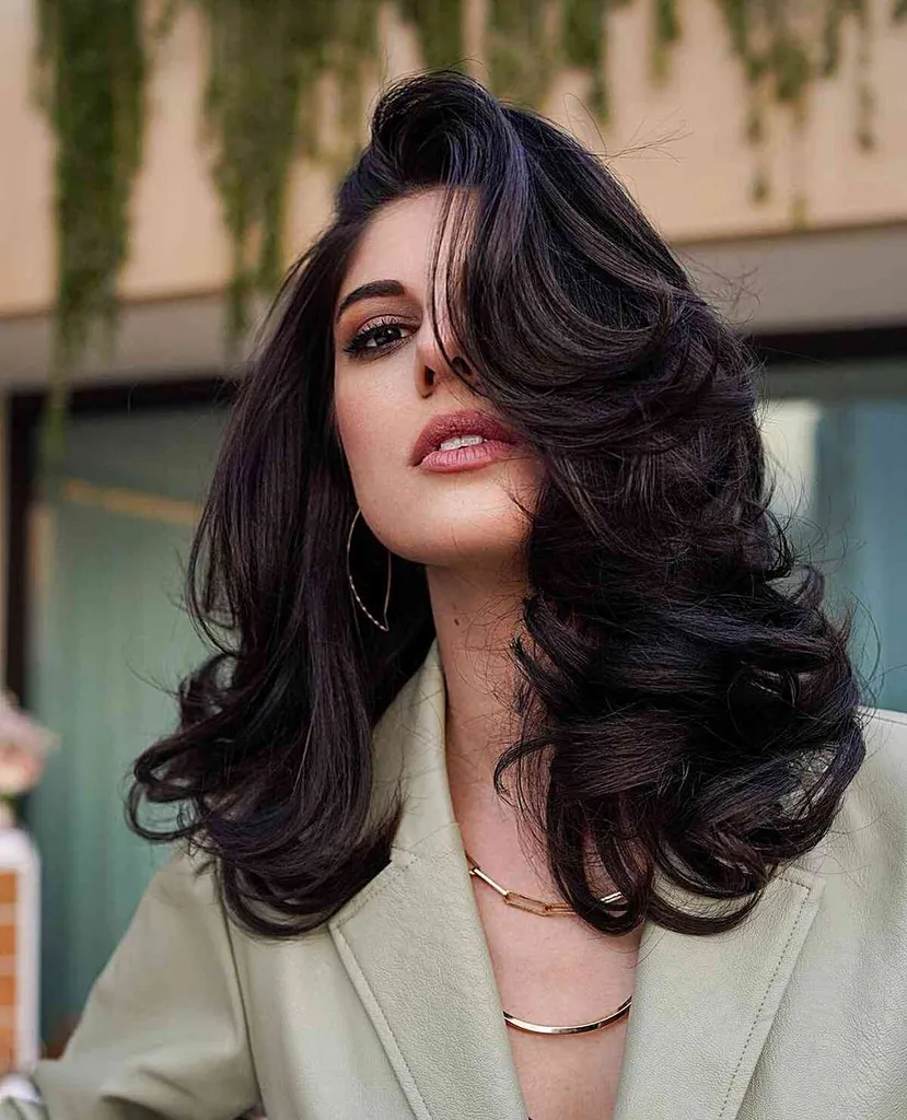 太いウェーブのかかったヘアカット' title=