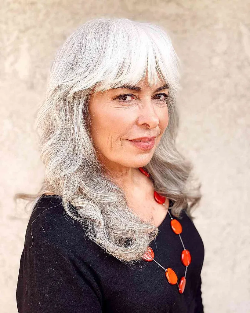 60歳以上の太い髪の女性に最適なカット' title=