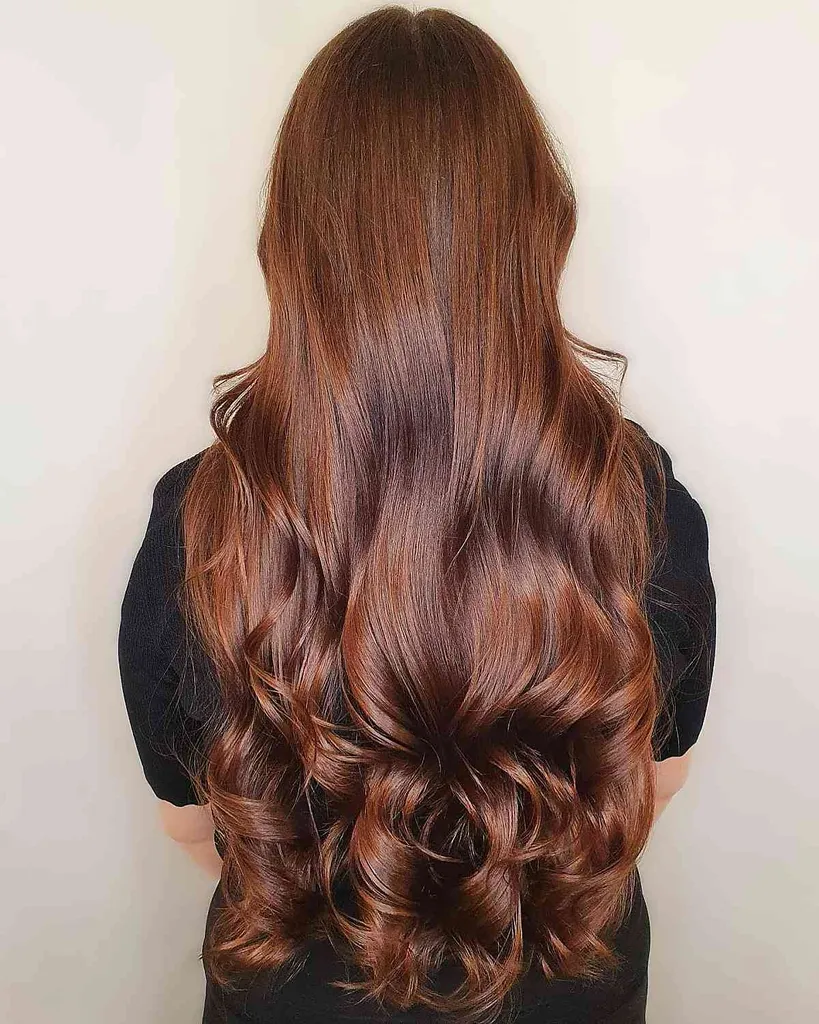 腰まで届く長くて豊かな髪が見事です' title=