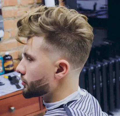 Krullende Pompadour Taper Fade