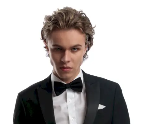 Coiffure bouclée et lisse pour hommes