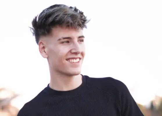 乱れたトップのローフェードヘアカット