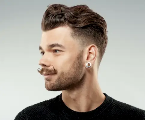 ウェーブのかかったポンパドール ローフェード ヘアカット