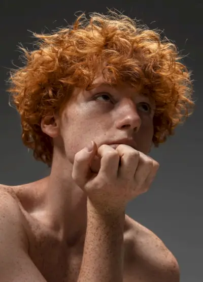 Raudonų plaukų sausas šampūnas vyrams