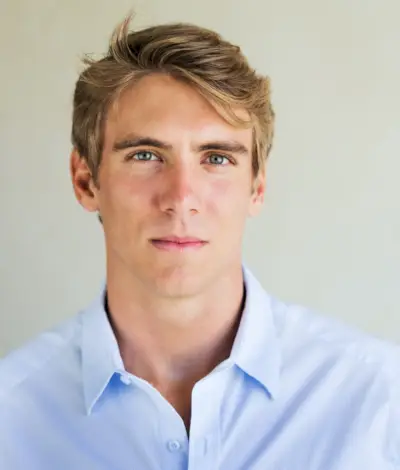 Cabello despeinado y barrido hacia un lado para hombres