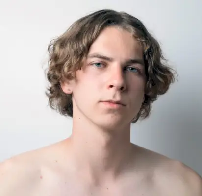 Partie médiane avec coiffure de rideau ondulé