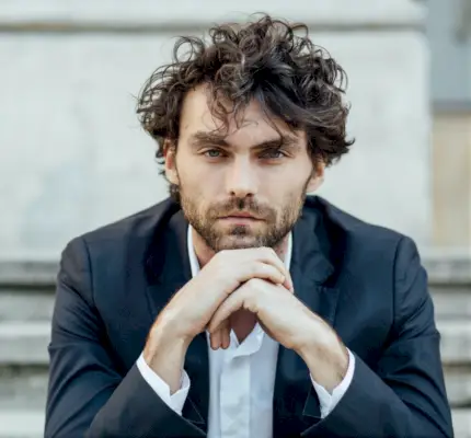 krøllete bølgete hår mann moderne kort stilig