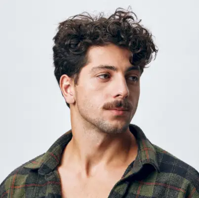 Mann kort krøllete hår