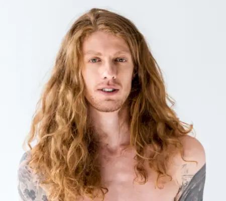 Langt krøllete hår menn