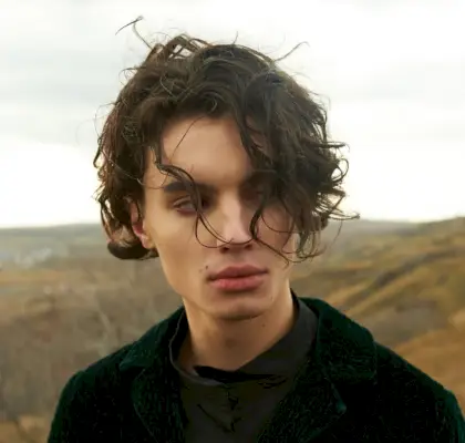 krøllet mellomlangt hår herre / krøllete menn hårklipp