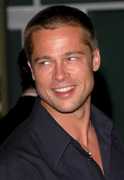 Exhibant sa coupe buzz, Brad Pitt charme à l'avant-première de Criminal.