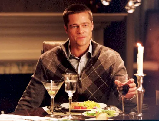 Assassin suave mais mortel dans M. et Mme Smith, Brad Pitt arbore une coupe buzz.