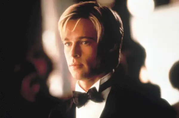 Brad Pitt ifører sig en populær gardinfrisure i 1998