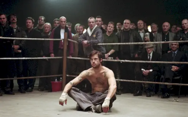 Brad Pitt viste en krop af tatoveringer og kort, rodet brunt hår som Pikey Mikey i 2000