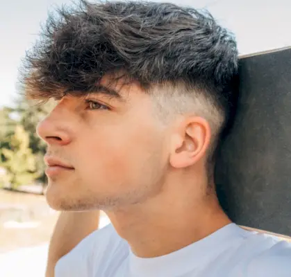 Haut texturé avec coupe de cheveux décolorée