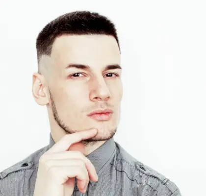 Coupe de cheveux haute et serrée