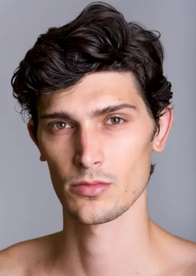 Coupe de cheveux mi-longue pour hommes