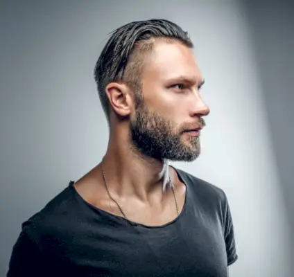 Cheveux lissés en arrière