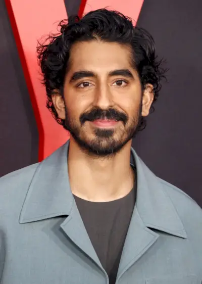Dev Patel cheveux bouclés