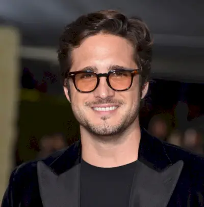 Diego Boneta cheveux bouclés