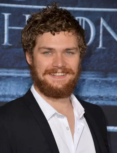 Finn Jones cheveux bouclés