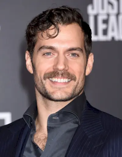 Henry Cavill cheveux bouclés