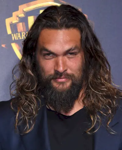 Jason Momoa cheveux bouclés