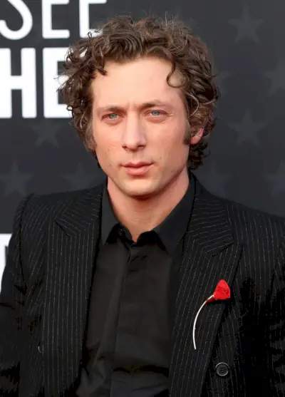 Jeremy Allen cheveux bouclés blancs