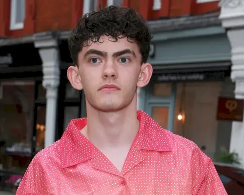 Joe Locke cheveux bouclés