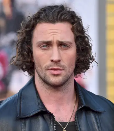 Aaron Taylor-Johnson cheveux bouclés
