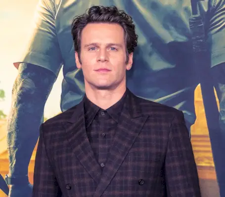 Jonathan Groff cheveux bouclés