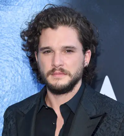 Kit Harington cheveux bouclés