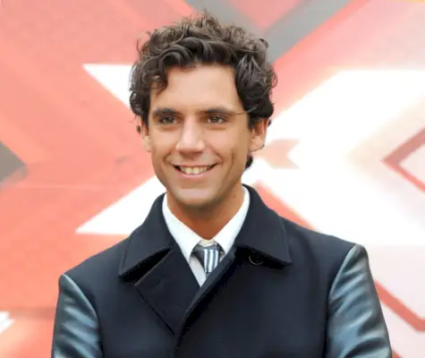 Mika cheveux bouclés