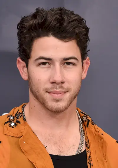 Nick Jonas cheveux bouclés