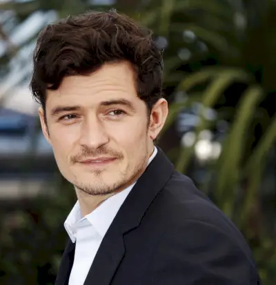 Orlando Bloom cheveux bouclés