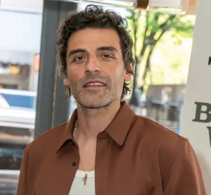 Oscar Isaac cheveux bouclés