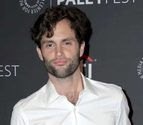 Penn Badgley cheveux bouclés