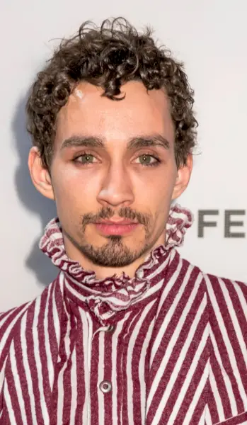 Robert Sheehan cheveux bouclés