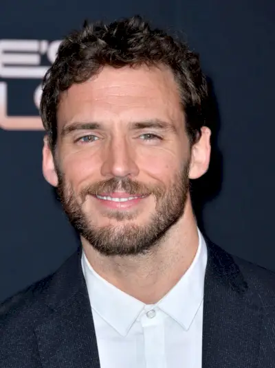 Sam Claflin cheveux bouclés