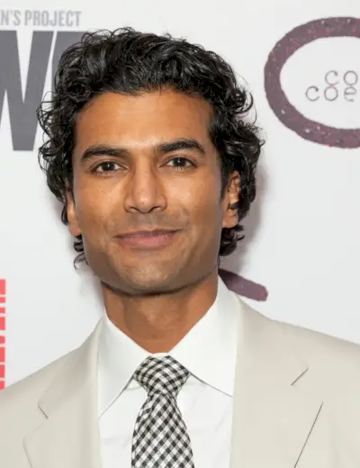 Cheveux bouclés de Sendhil Ramamurthy