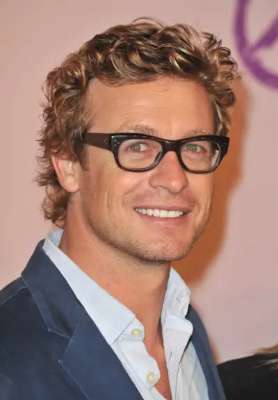 Simon Baker cheveux bouclés
