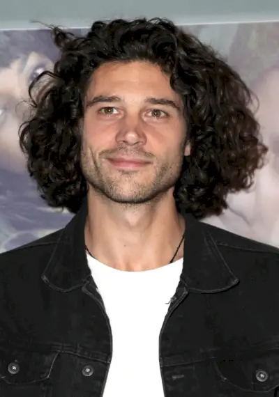 Trent Garrett cheveux bouclés