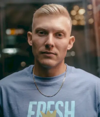 Hommes cheveux blonds