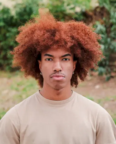 Peau foncée, cheveux roux, hommes afro