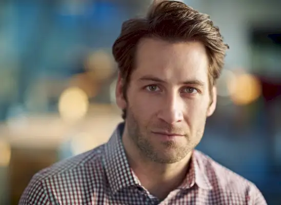 Cheveux d'homme d'âge mûr, couleur d'apparence naturelle