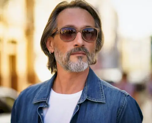 Transition vers les hommes aux cheveux gris